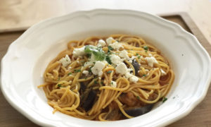 Spaghetti a la Norma con tomate, berenjena, albahaca y queso feta